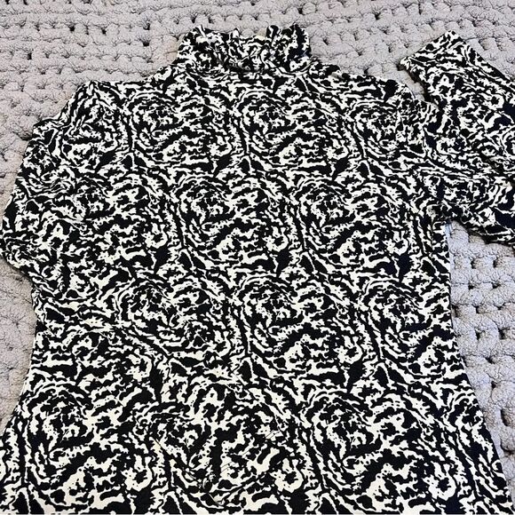 H&M Black and Cream Patterned High Neck Top Size Large - Picture 1 of 3